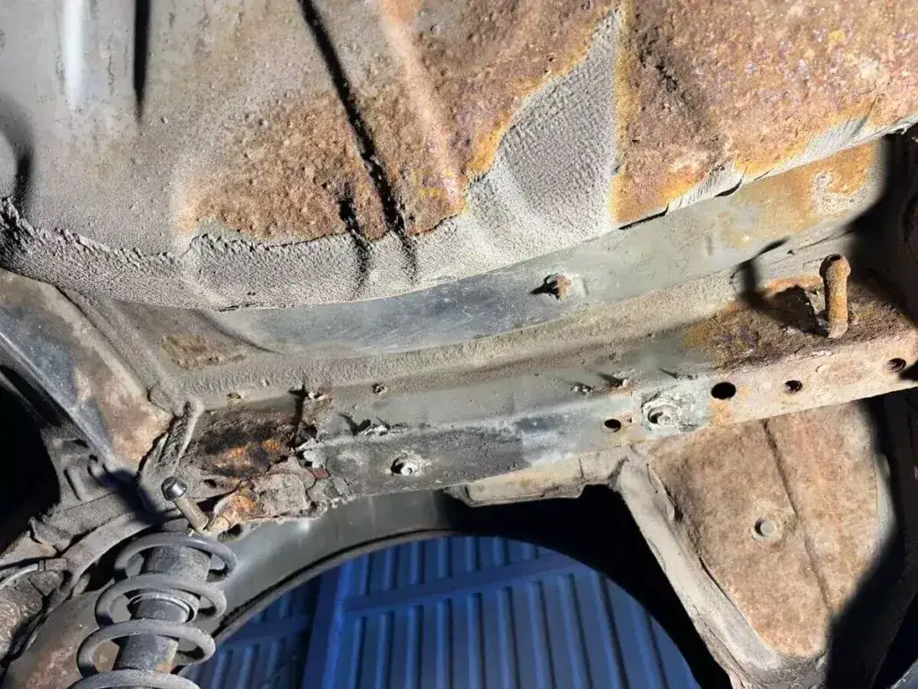 skorodowane podwozie samochodu