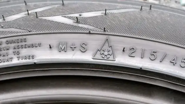 Symbol 3PMSF na oponie