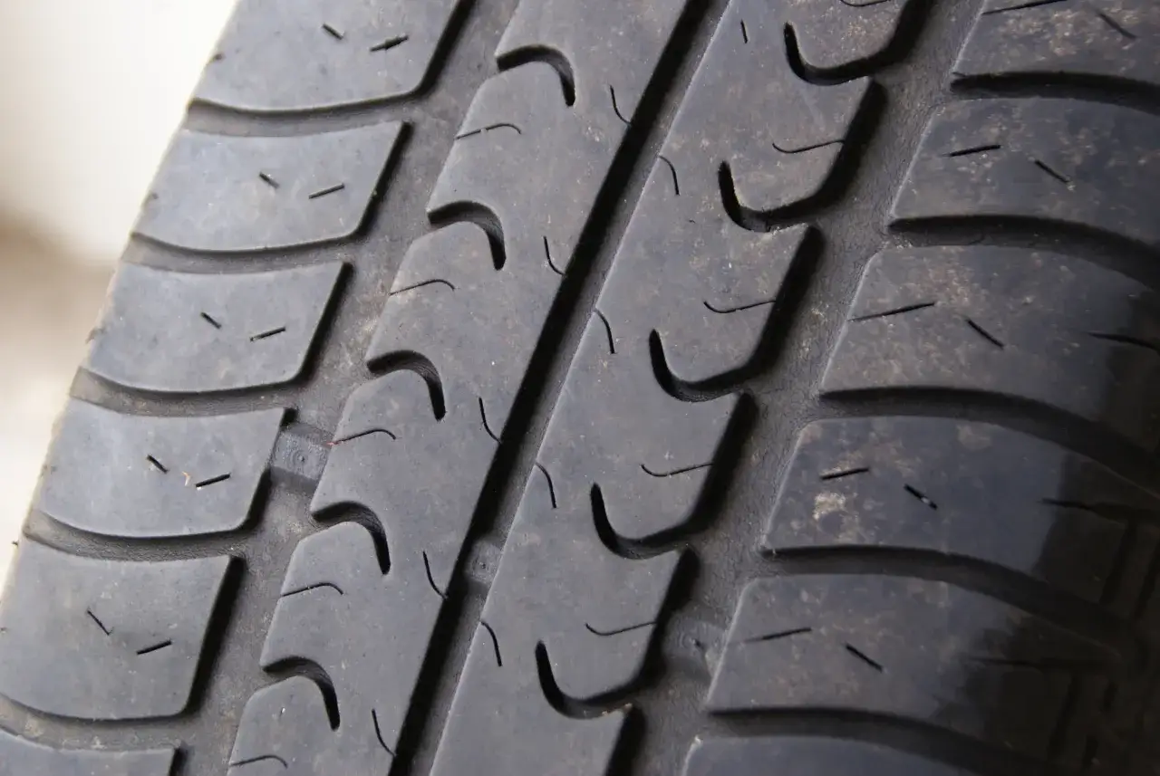 Szukasz sposobu, jak odróżnić opony zimowe od letnich? Przyjrzyj się bieżnikowi – jego głębokość i nacięcia to klucz do bezpieczeństwa.