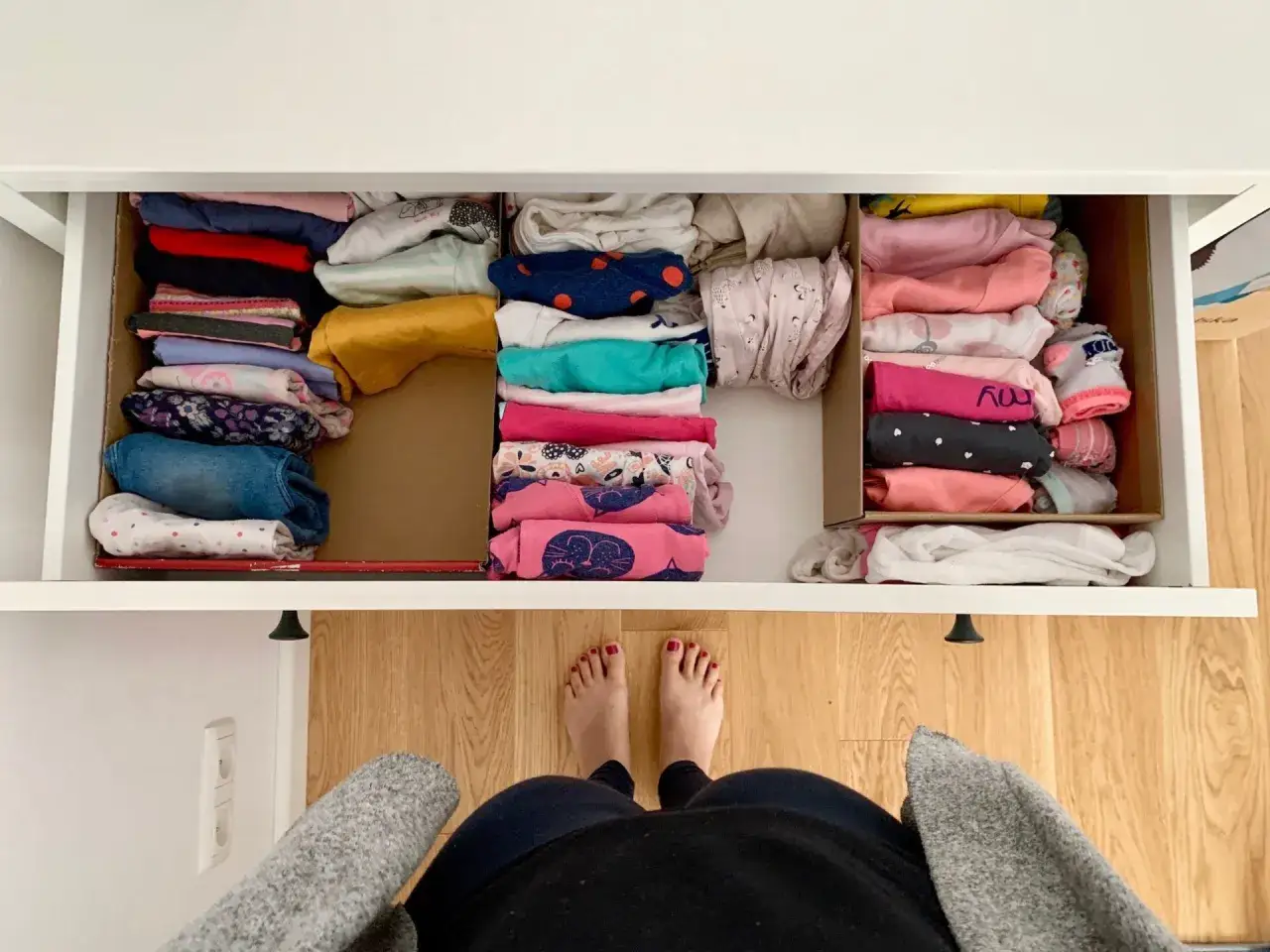 Składanie bluzy metodą Marie Kondo do szuflady