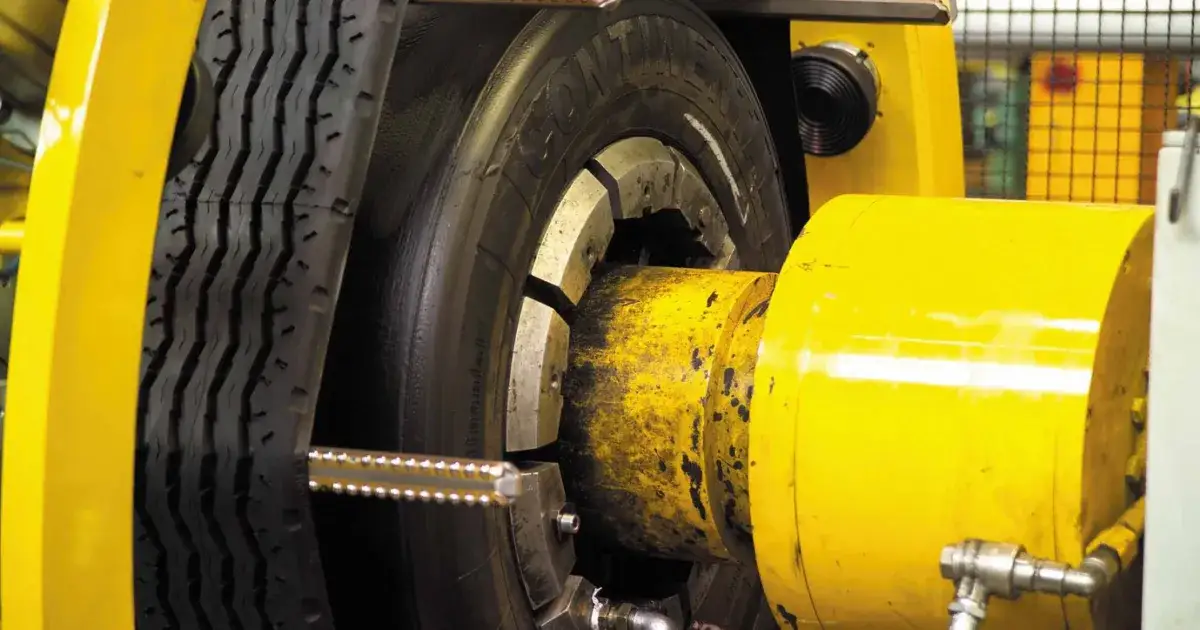 Zdjęcie Ile kosztuje bieżnikowanie opony? Ceny, które Cię zaskoczą