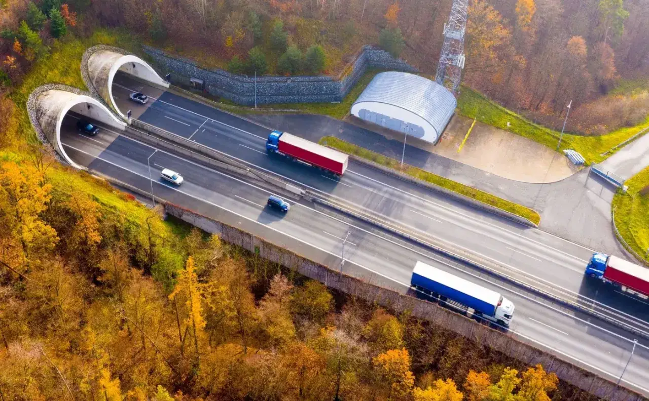 Autostrada z tunelami i ciężarówkami. Zastanawiasz się, ile alkoholu można przewieźć z Niemiec do Polski?