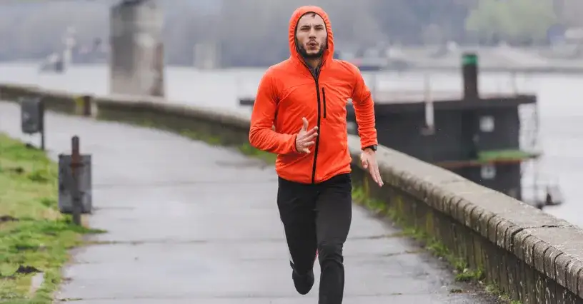 biegacz w deszczu ubiór na cebulkę