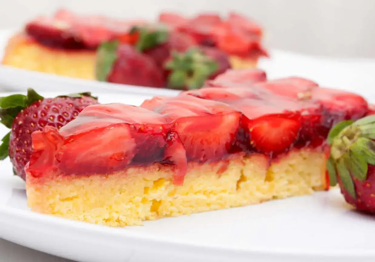 Pyszne ciasto z galaretką i świeżymi truskawkami, idealne na letnie popołudnie.
