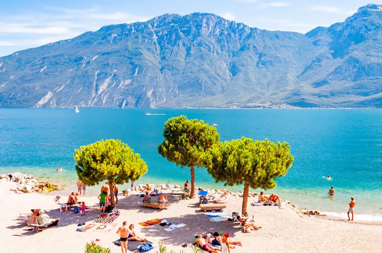Spiaggia sabbiosa Lago di Garda e spiaggia ghiaia Lago di Garda