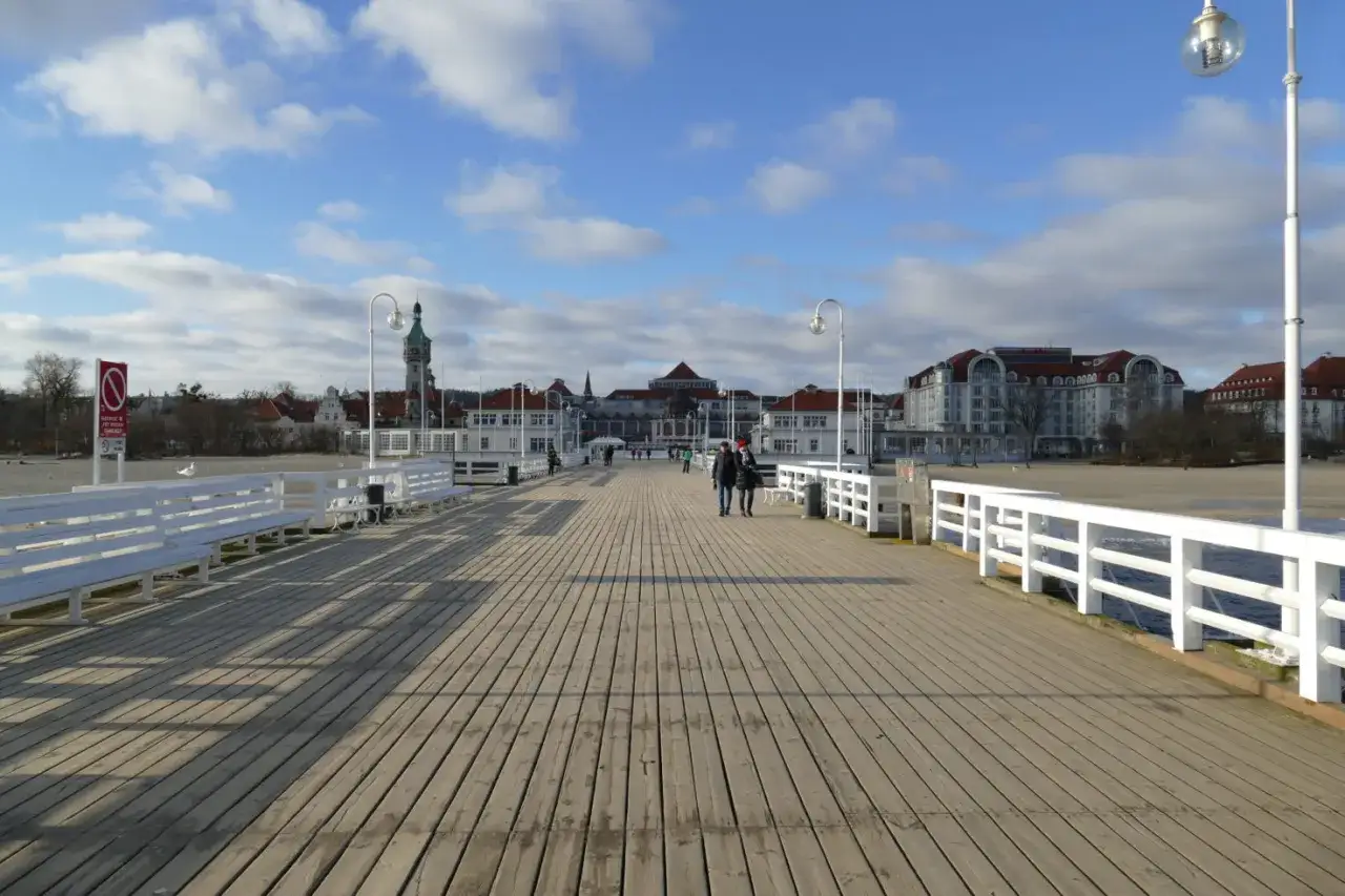 Molo w Sopocie, idealne miejsce na spacer. Warto zobaczyć architekturę i poczuć nadmorski klimat.