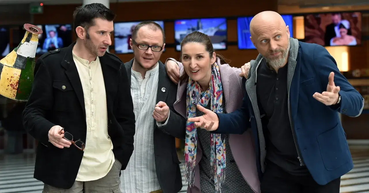 Członkowie kabaretu Mumio: Robert G&oacute;rski, Mikołaj Cieślak, Magda Steczkowska i Rafał Kmita pozują do zdjęcia.