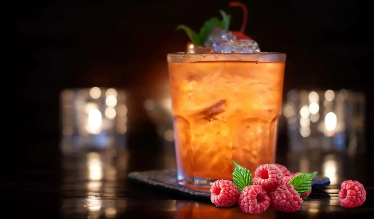 Zdjęcie Najlepsze drinki z sokiem malinowym, które zachwycą Twoich gości