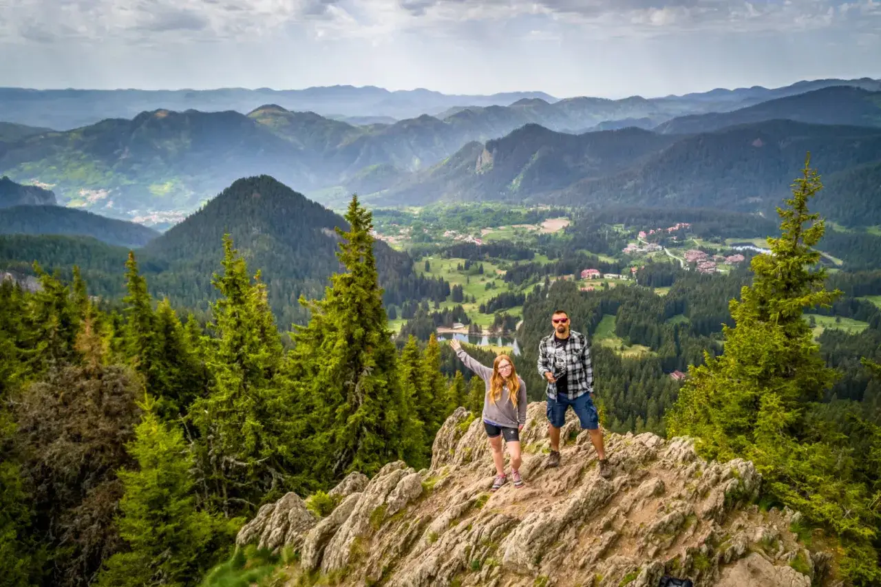 Para na szczycie g&oacute;ry, podziwiająca krajobraz, jakby tam, gdzie urodził się Orfeusz.