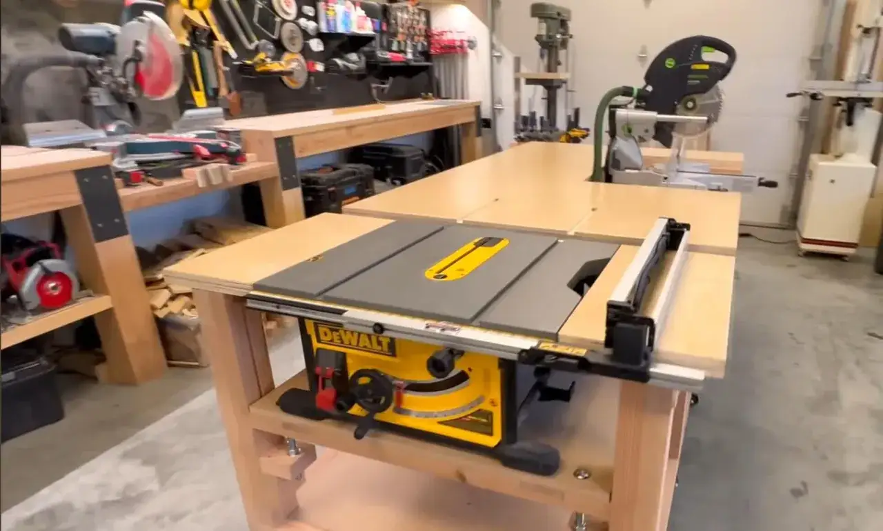 Warsztat stolarski z piłą stołową DeWalt i ukośnicą. Zobacz, jak zrobić prowadnicę do piły stołowej, by precyzyjnie ciąć drewno.