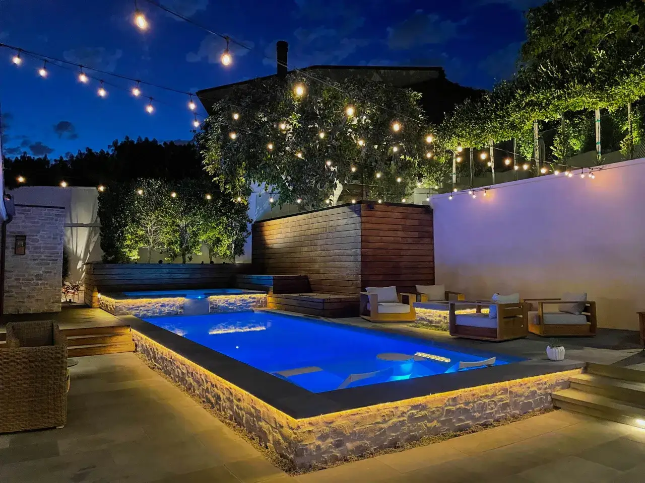 Piękny basen z oświetleniem LED i girlandami żarówek. Idealna lampa do oświetlenia podwórka, tworząca magiczną atmosferę.