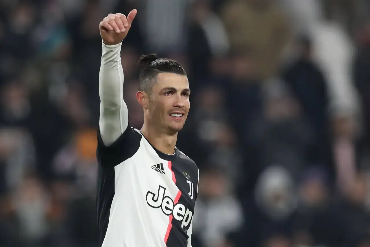 Cristiano Ronaldo w koszulce Juventusu z podniesionym kciukiem. Zastanawiasz się, ile zarabia Ronaldo na minutę?