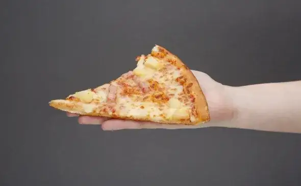 różne kawałki pizzy kaloryczność