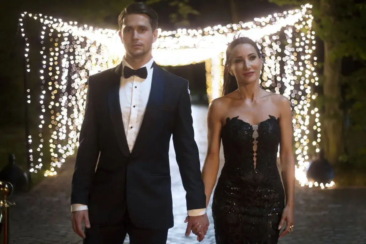 Elegancka para idzie pod girlandą świateł. Czy to scena z filmu 