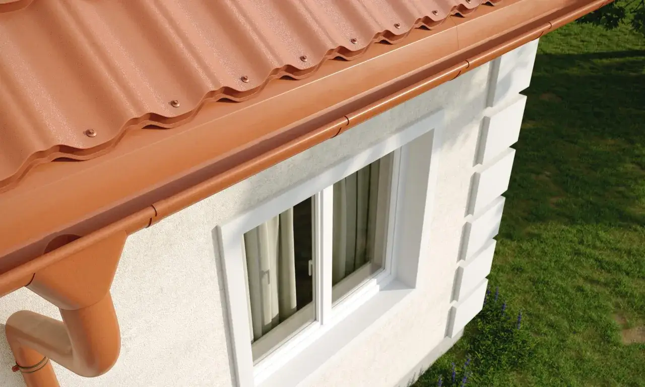 Zaniedbane rynny i uszkodzona elewacja