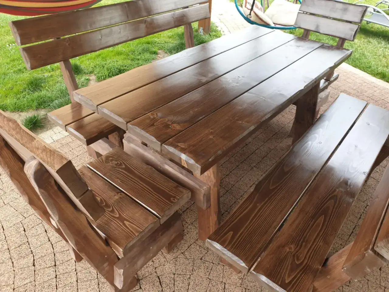 Zabezpieczone drewno sosnowe na zewnątrz, zestaw ogrodowy gotowy na lata.