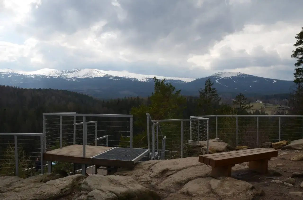 Widok na ośnieżone Karkonosze z platformy widokowej. Idealne miejsce na rozpoczęcie wędr&oacute;wki, by odkryć szlaki w Szklarskiej Porębie.