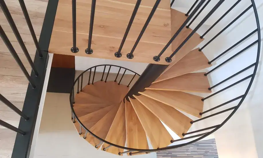 kotwienie słupa schod&oacute;w kręconych