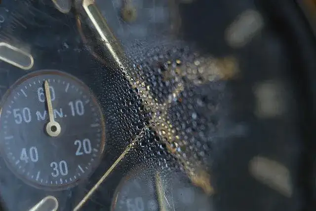 uszkodzony mechanizm zegarka korozja woda