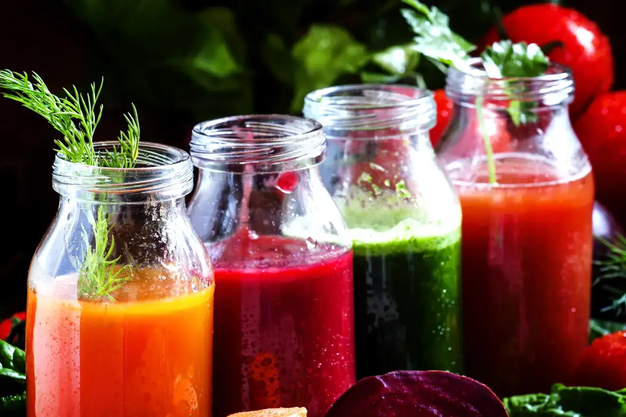 różnorodność świeżych składników do koktajli oczyszczających