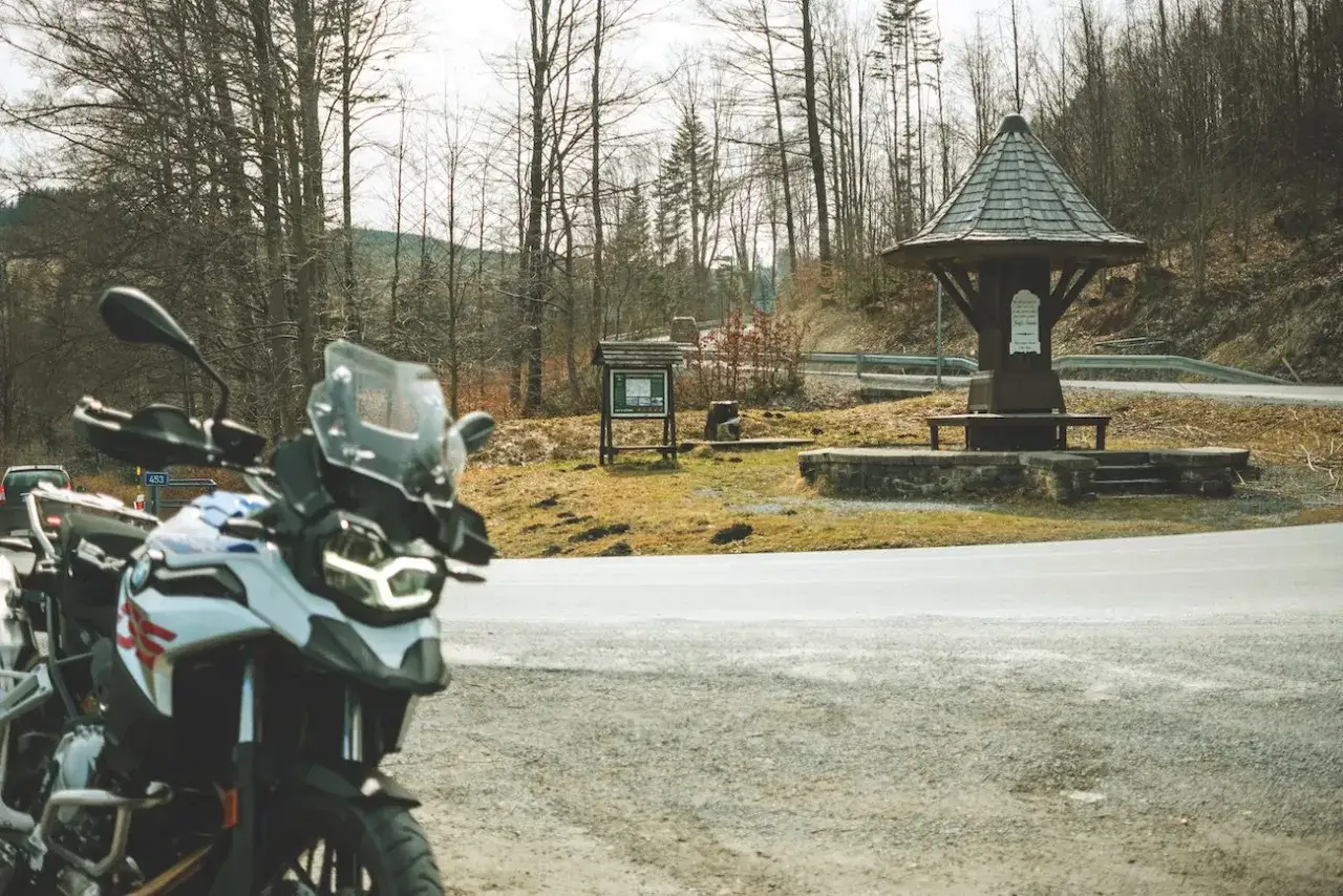 Motocykl na krętej drodze w Czechach