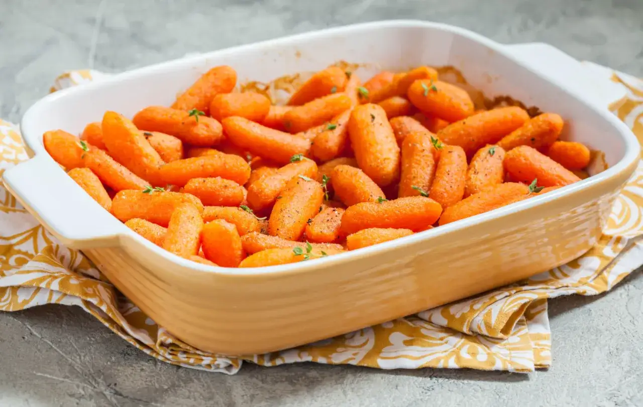 Upieczone mini marchewki w naczyniu, idealne jako dodatek. Dowiedz się, jak zrobić mini marchewki mrożone, by cieszyć się ich smakiem przez cały rok.