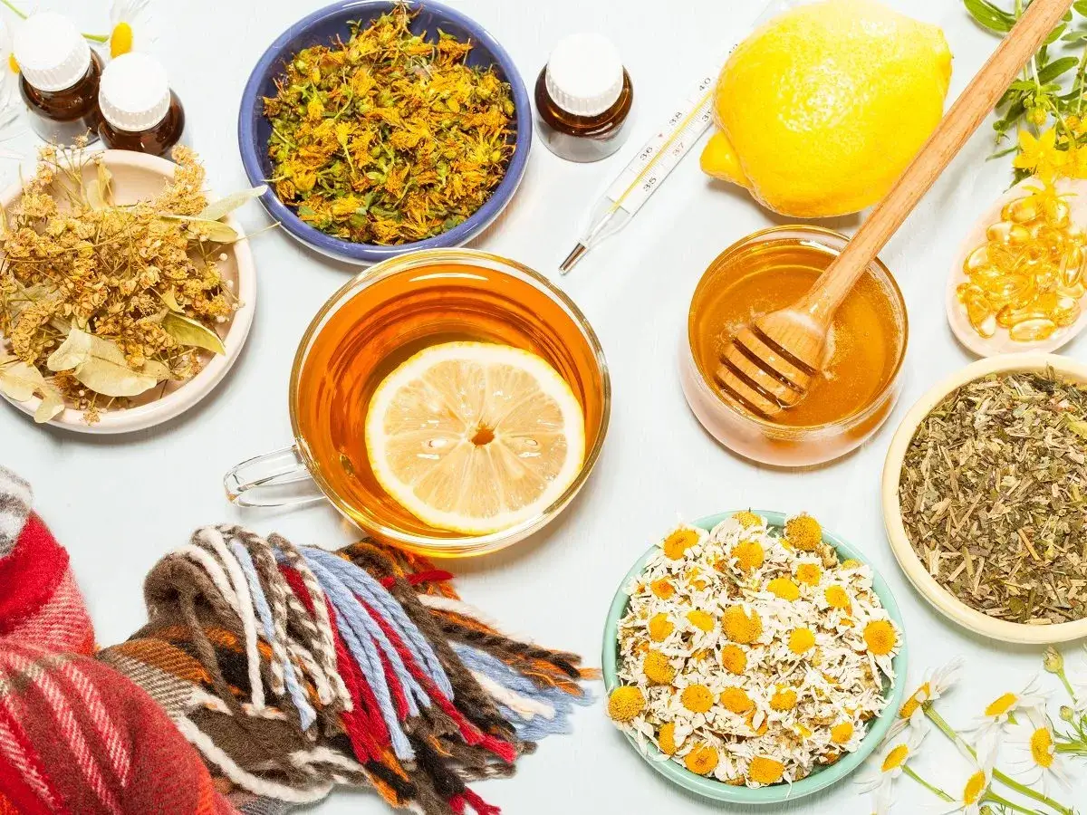 Naturalne sposoby na zapalenie krtani: napar z lipy, rumianek, mi&oacute;d, cytryna, olejki.