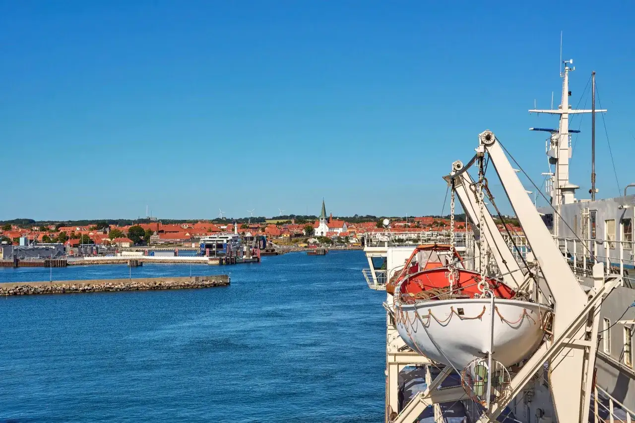 Widok z promu na port i miasteczko. Zastanawiasz się, ile kosztuje prom na Bornholm?