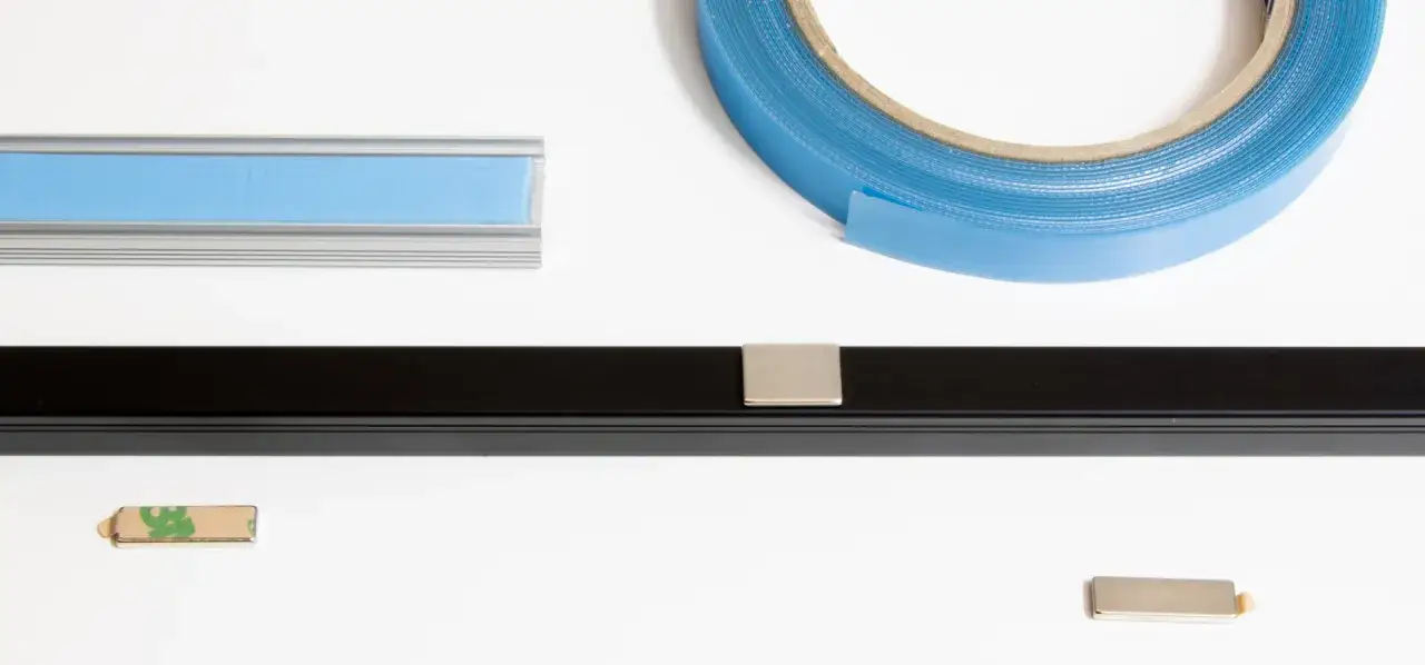 Akcesoria do łączenia profili aluminiowych: taśma dwustronna, magnesy i profil.