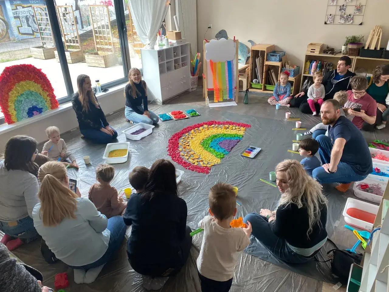 Dziecko bawi się masami plastycznymi