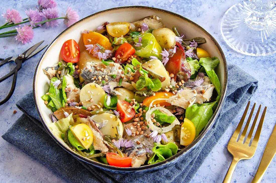 Plat de sardines grillées avec salade de pommes de terre et tomates