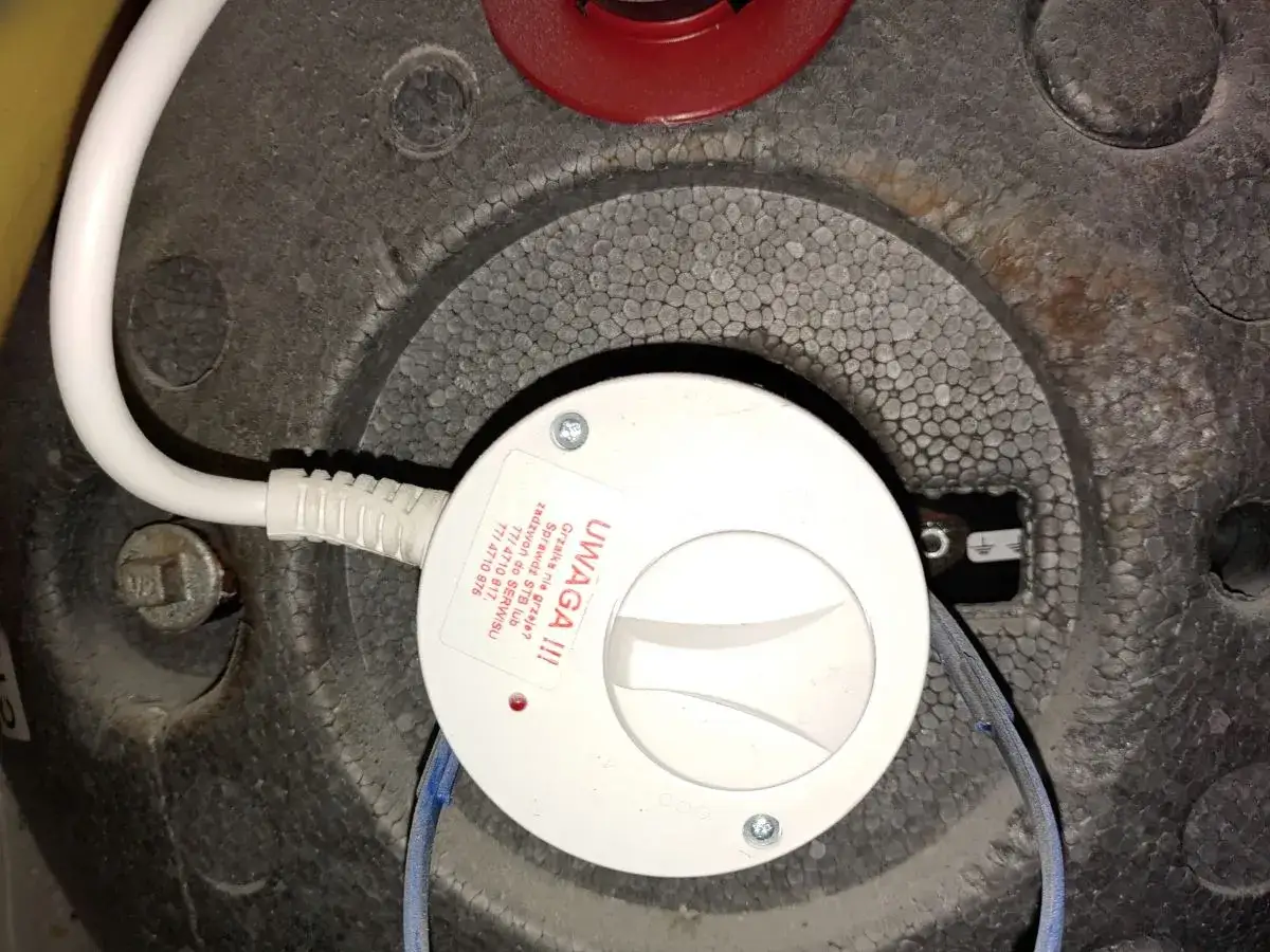 Bojler z widocznym termostatem. Gdy grzałka nie działa, dowiedz się, jak sprawdzić termostat w bojlerze, dzwoniąc do serwisu.