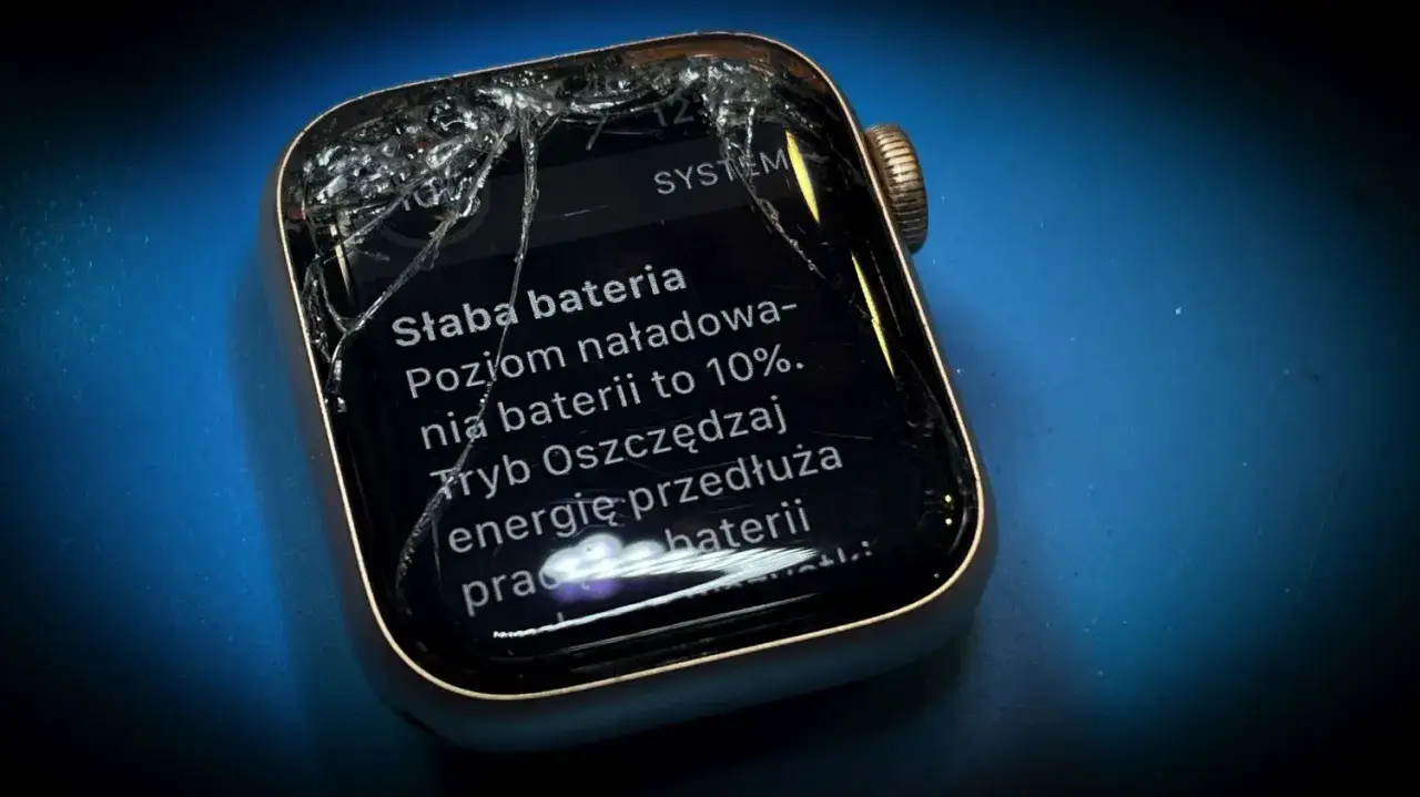 Uszkodzony smartwatch z pękniętym wyświetlaczem. Komunikat 
