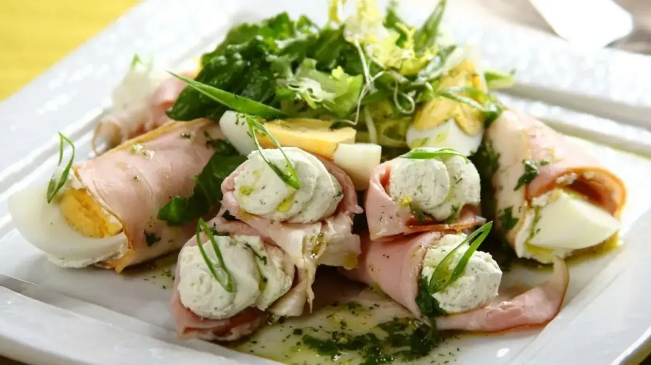 Roladki z szynki z jajkiem i serkiem, idealne na Wielkanoc. Pyszna inspiracja, co ugotować na święta wielkanocne.