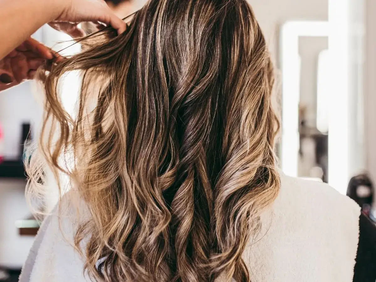 modne koloryzacje włos&oacute;w 2026 balayage air touch