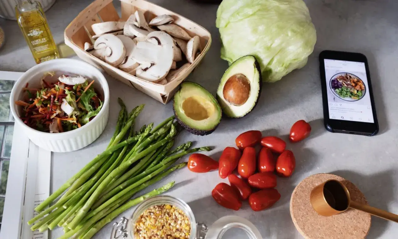 Zdrowe posiłki przed i po treningu, bogate w białko i węglowodany