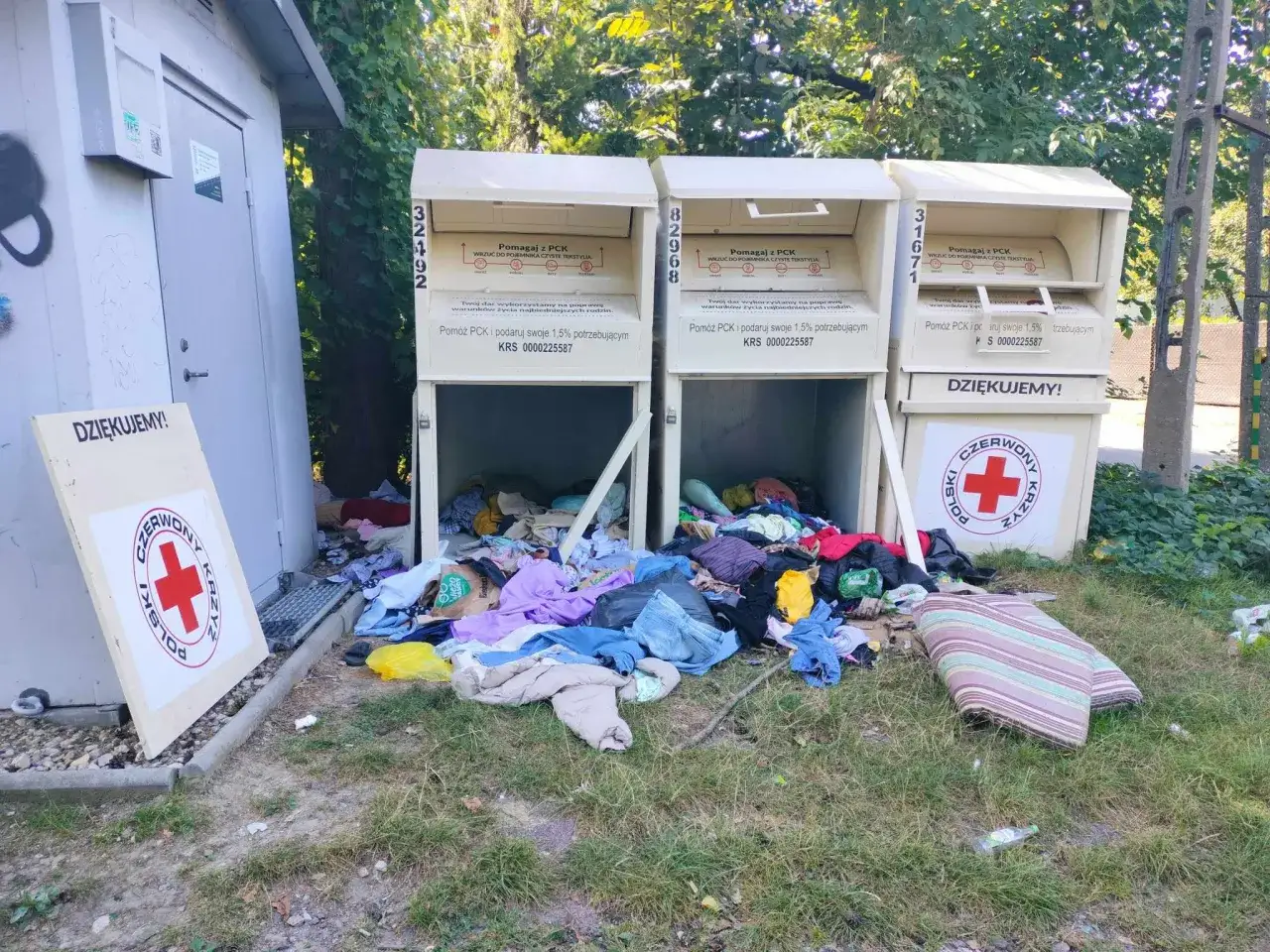 Kontenery PCK na odzież dla potrzebujących. Wrzucaj czyste tekstylia, pomagasz innym.
