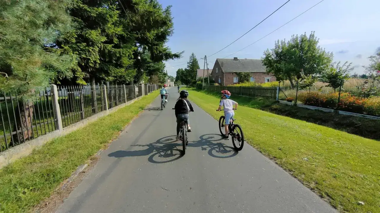 Dzieci na rowerach jadą drogą. Zastanawiasz się, jaki rower dla 8 latka 20 czy 24?