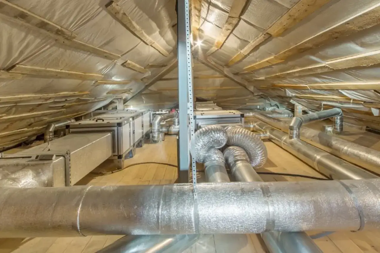 System wentylacji na poddaszu z izolowanymi rurami. Dowiedz się, jak ocieplić rury wentylacyjne na poddaszu, by zapewnić komfort i oszczędność energii.