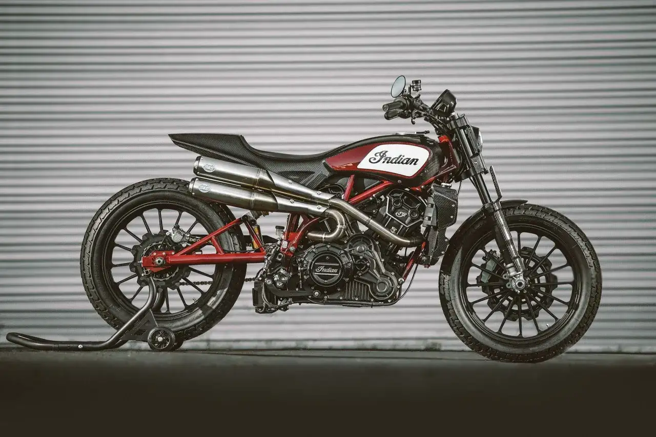 Stylowy Indian FTR 1200 w kolorze czerwono-czarnym, z karbonowymi elementami i podwójnym wydechem S&S, gotowy do jazdy.