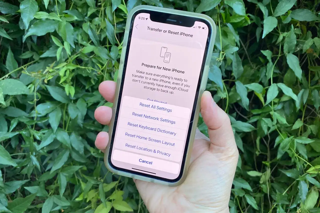 Dłoń trzyma iPhone'a z ekranem 