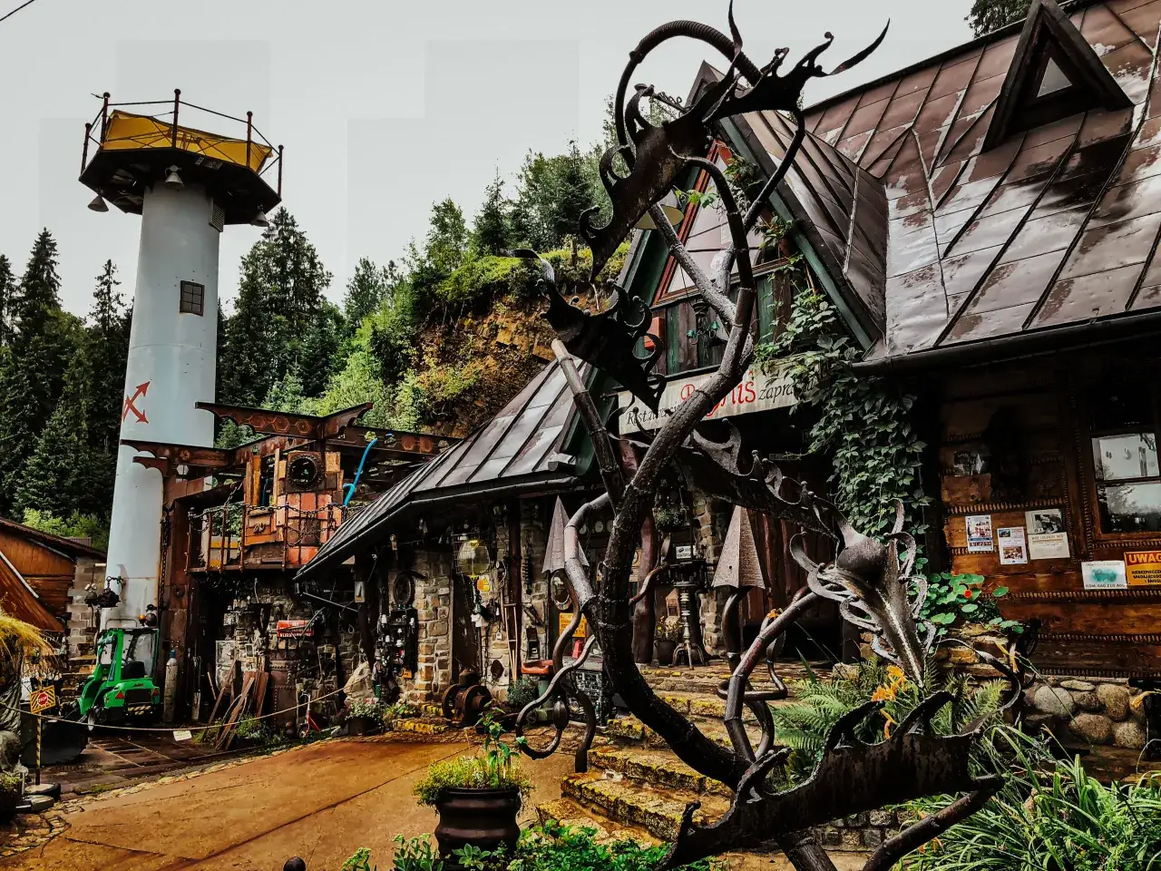 Niezwykła restauracja w Bukowinie Tatrzańskiej, pełna metalowych rzeźb i nietypowych budowli, przypomina steampunkowy świat.