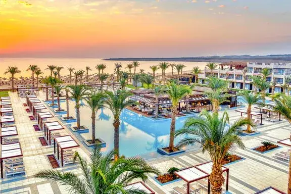 hotel all inclusive w Marsa Alam z basenami i palmami