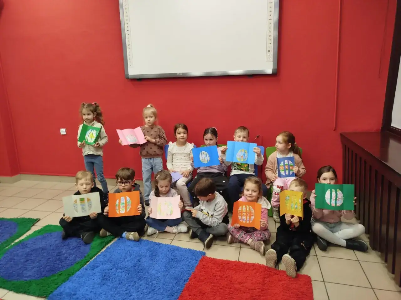 Dzieci oglądające film edukacyjny o recyklingu