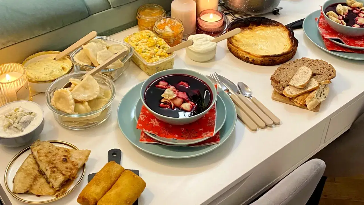 Świąteczny st&oacute;ł pełen pyszności: barszcz z uszkami, pierogi, ryba, pasztet i sałatki. Idealne inspiracje, co ugotować na święta.