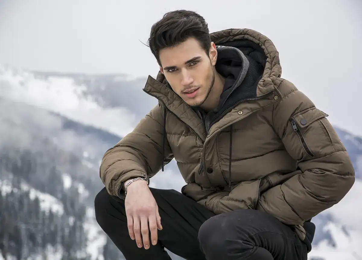 Narciarz w górach z kurtką narciarską