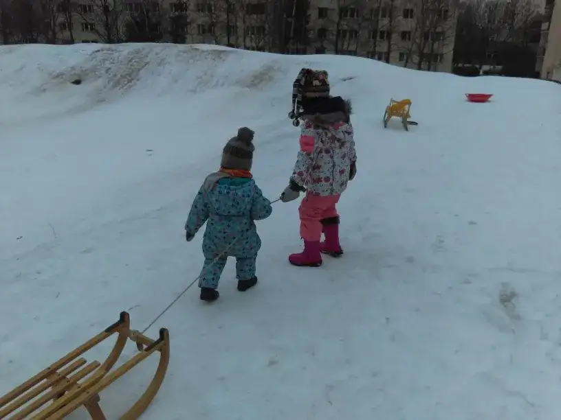 dzieci bawiące się w śniegu w butach kamik