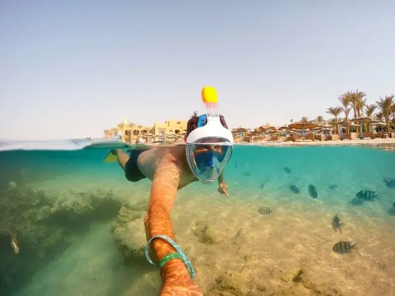 rafa koralowa przy plaży hotelowej w Egipcie snorkeling