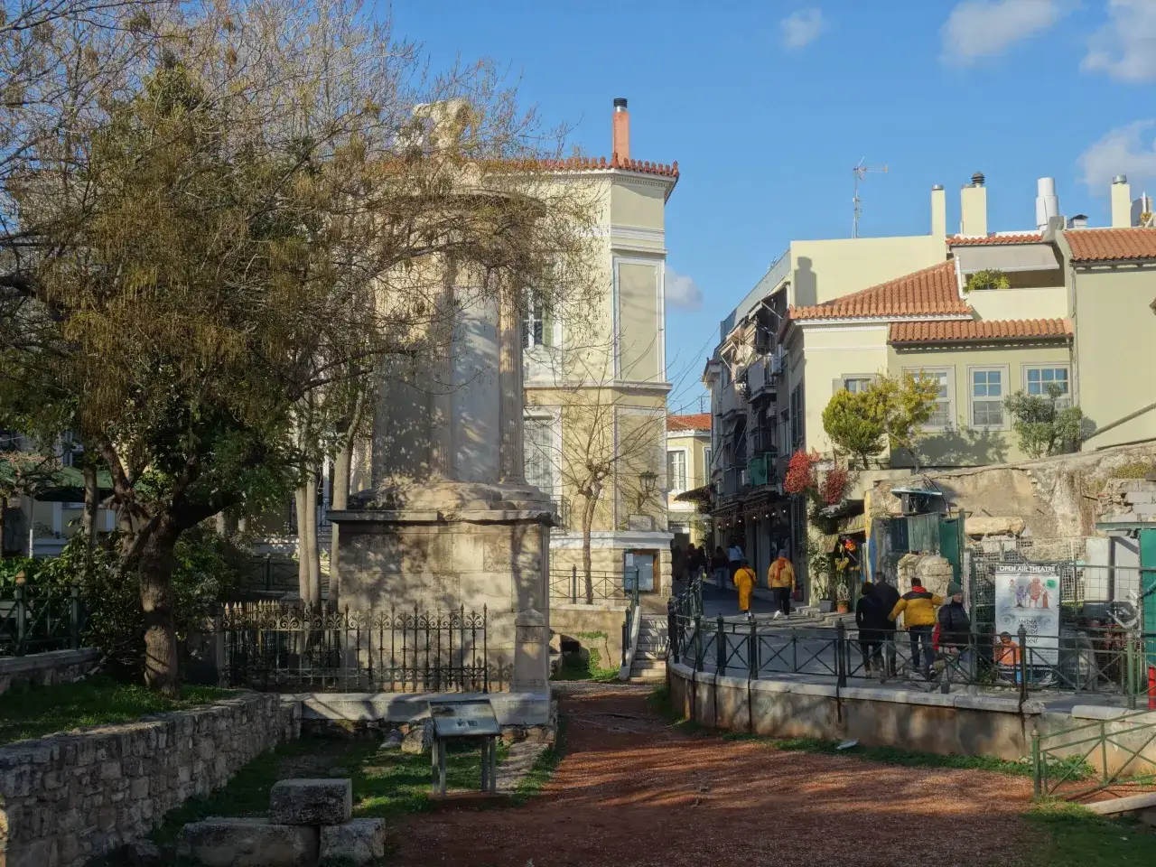 klimatyczna uliczka w dzielnicy Plaka w Atenach wieczorem