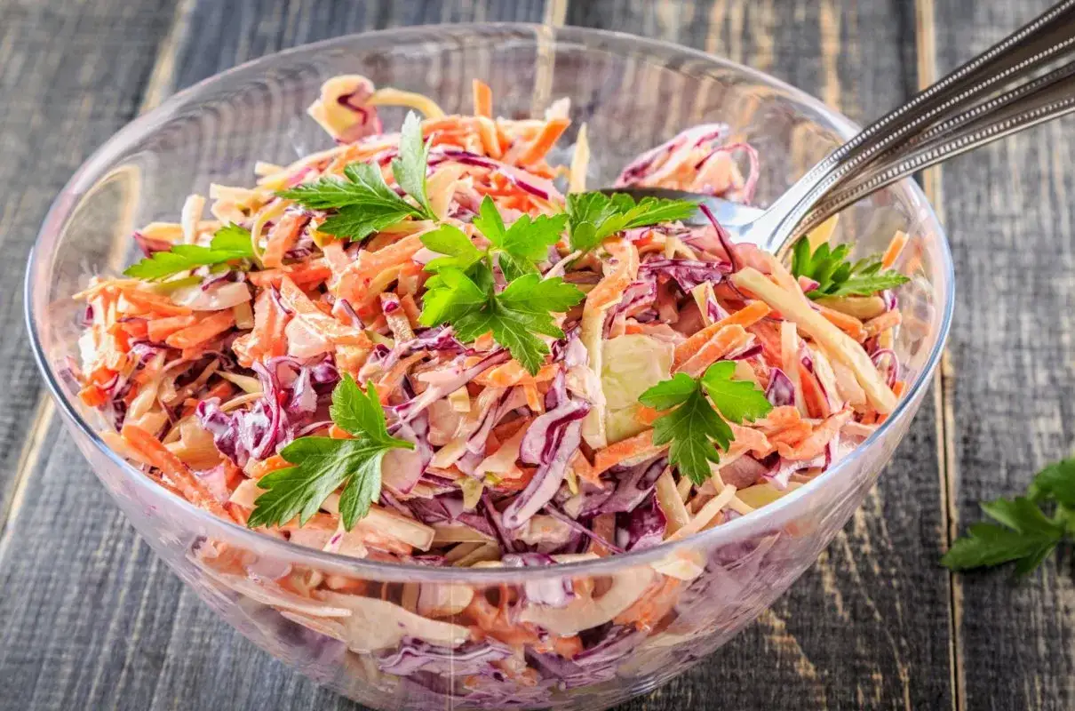 Zdjęcie Jaką surówkę do mielonych wybrać, by zachwycić gości?